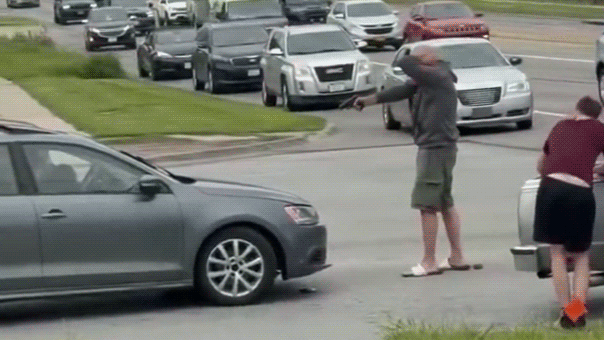 Video shows Iowa road rage suspect surrender after police order him to drop gun 图片 1