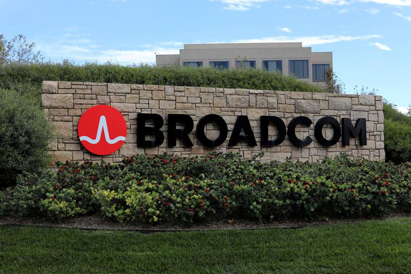 Apple Announces $30 Billion Broadcom Deal to Make More US Chips 图片 1