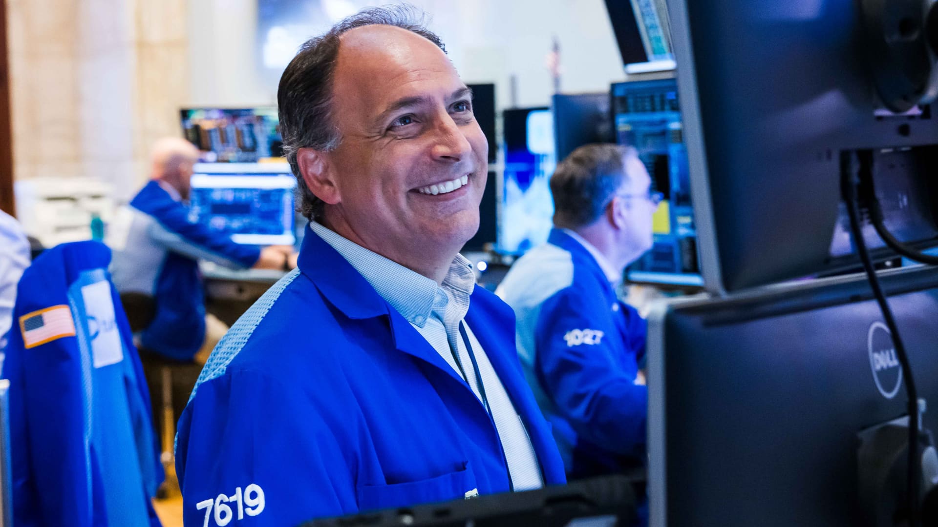 Stocks gain as investors bet on weak jobs report 图片 1