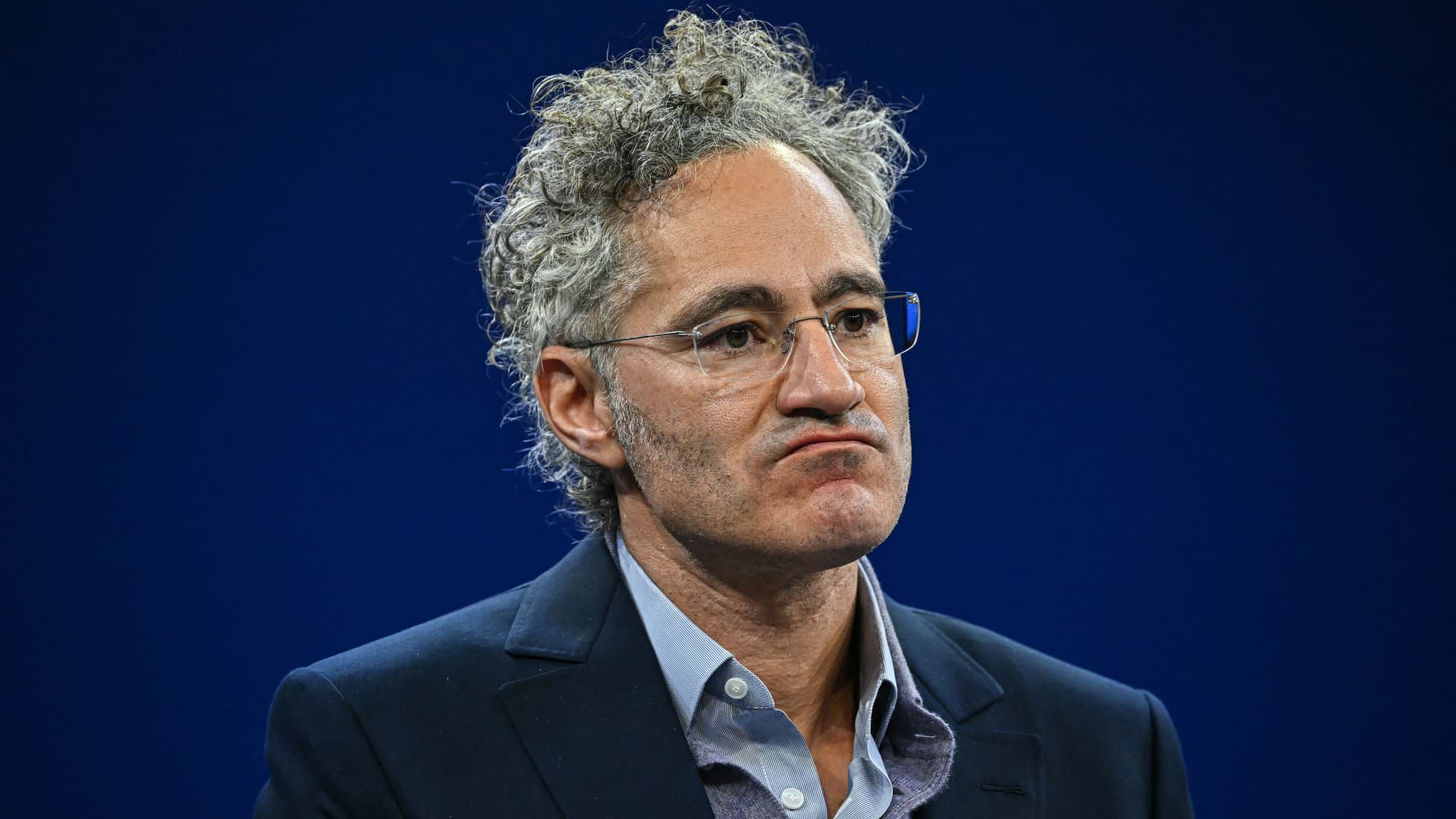 Palantir's Karp – frontier AI labs that are 'trying to drug addict us' 图片 1