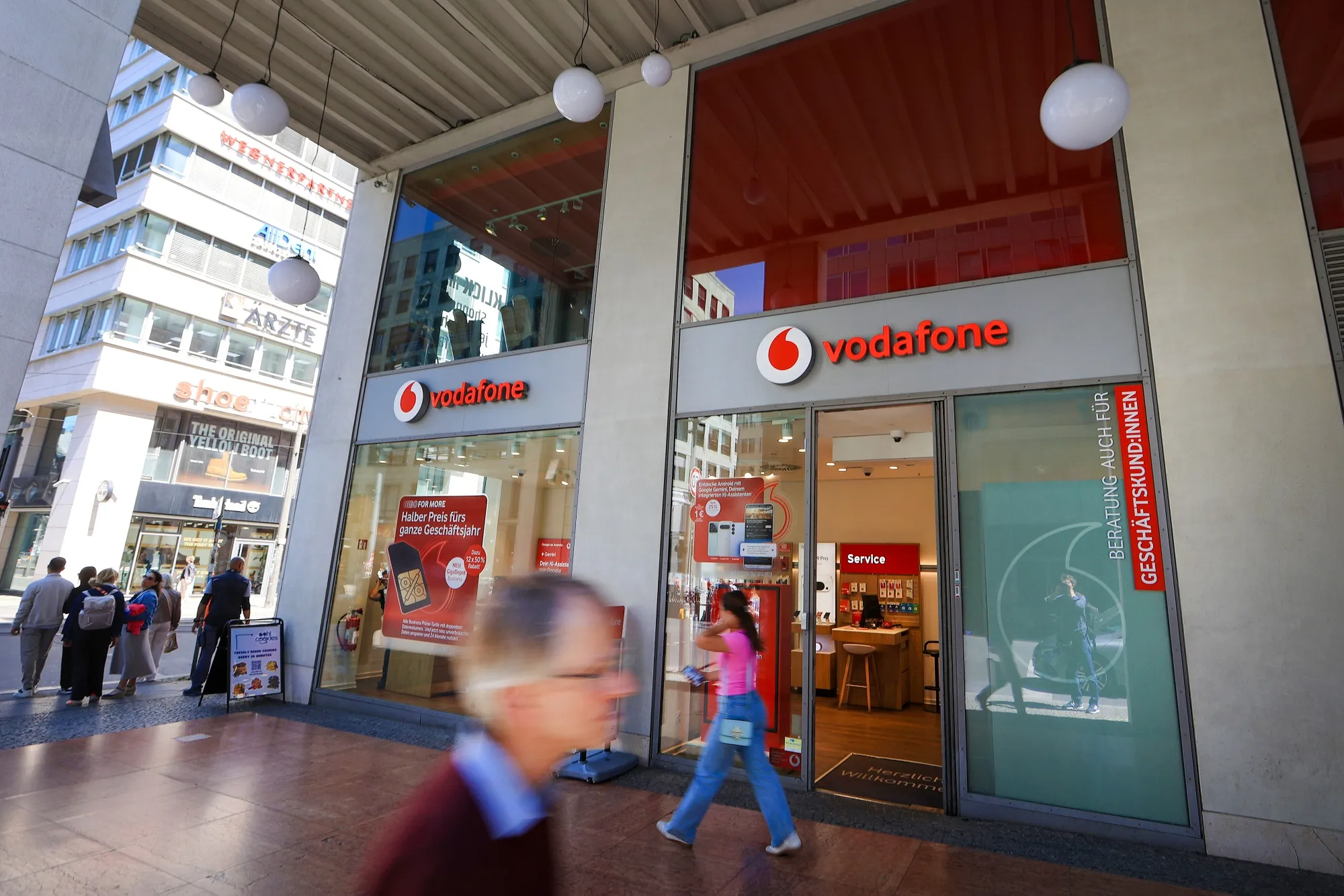 Vodafone Service Revenue Beats Estimates on German Growth 图片 1