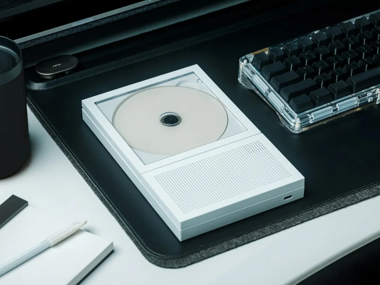 Streaming made music feel invisible. This $199 Portable CD player fixes that 图片 1