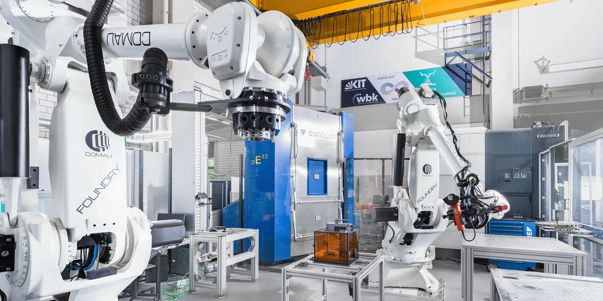 A Smart Recycling Robot Dismantles Old Devices 图片 1
