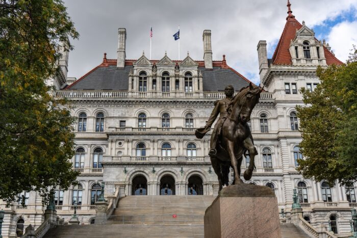 A new bill in New York would require disclaimers on AI-generated news content 图片 1
