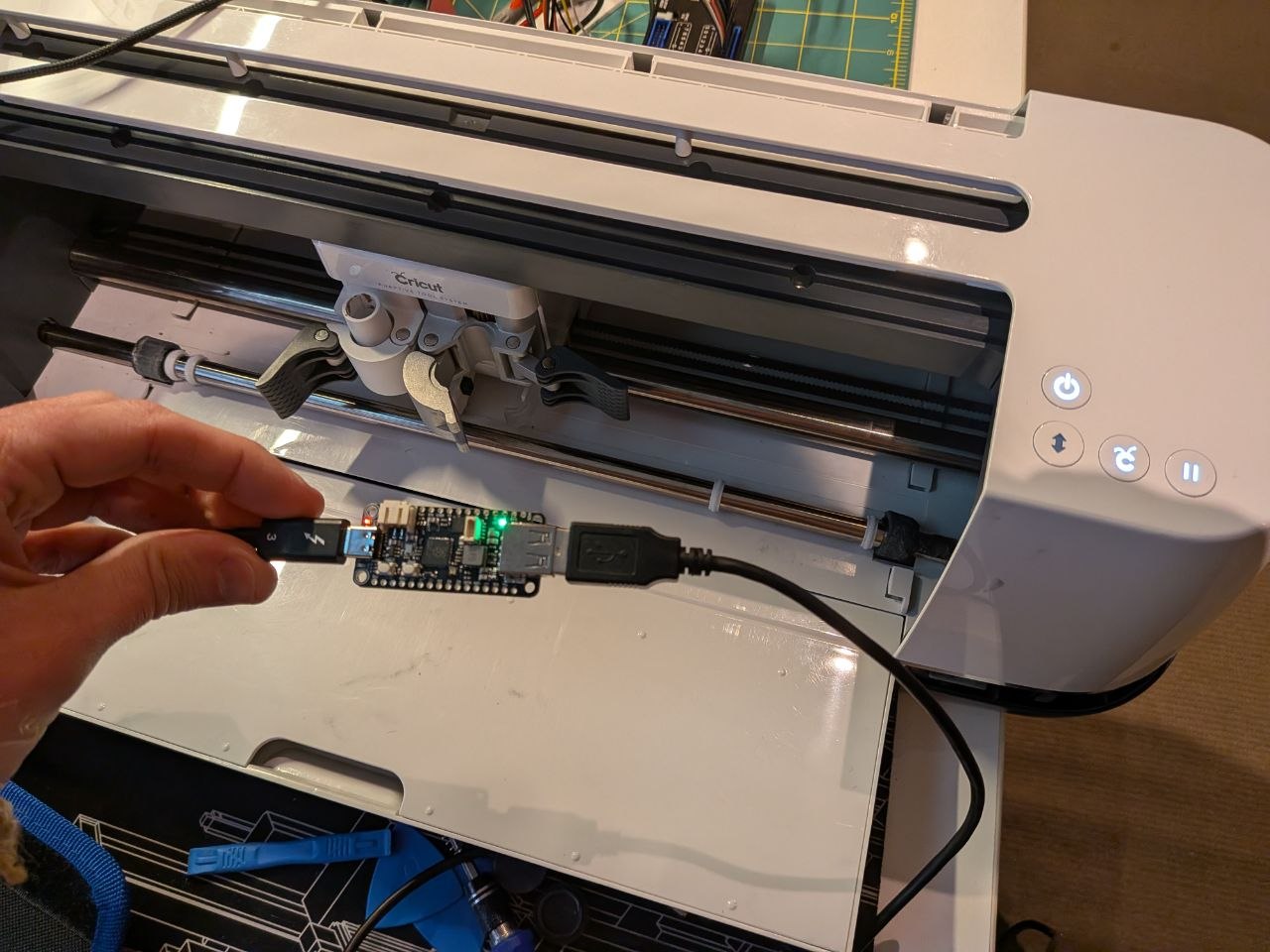 Unlocking a locked/deactivated e-waste Cricut Maker 图片 1