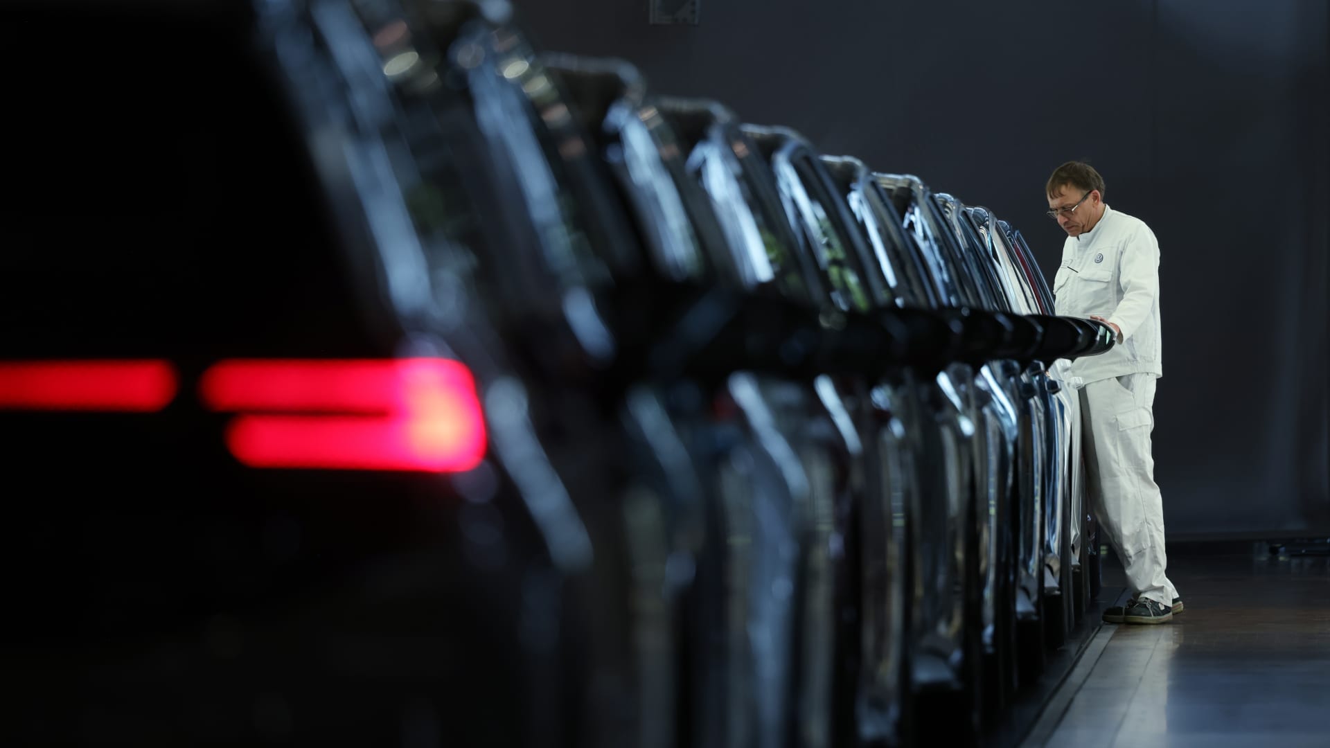 Volkswagen CFO addresses plant closures, job losses as profits sink 图片 1