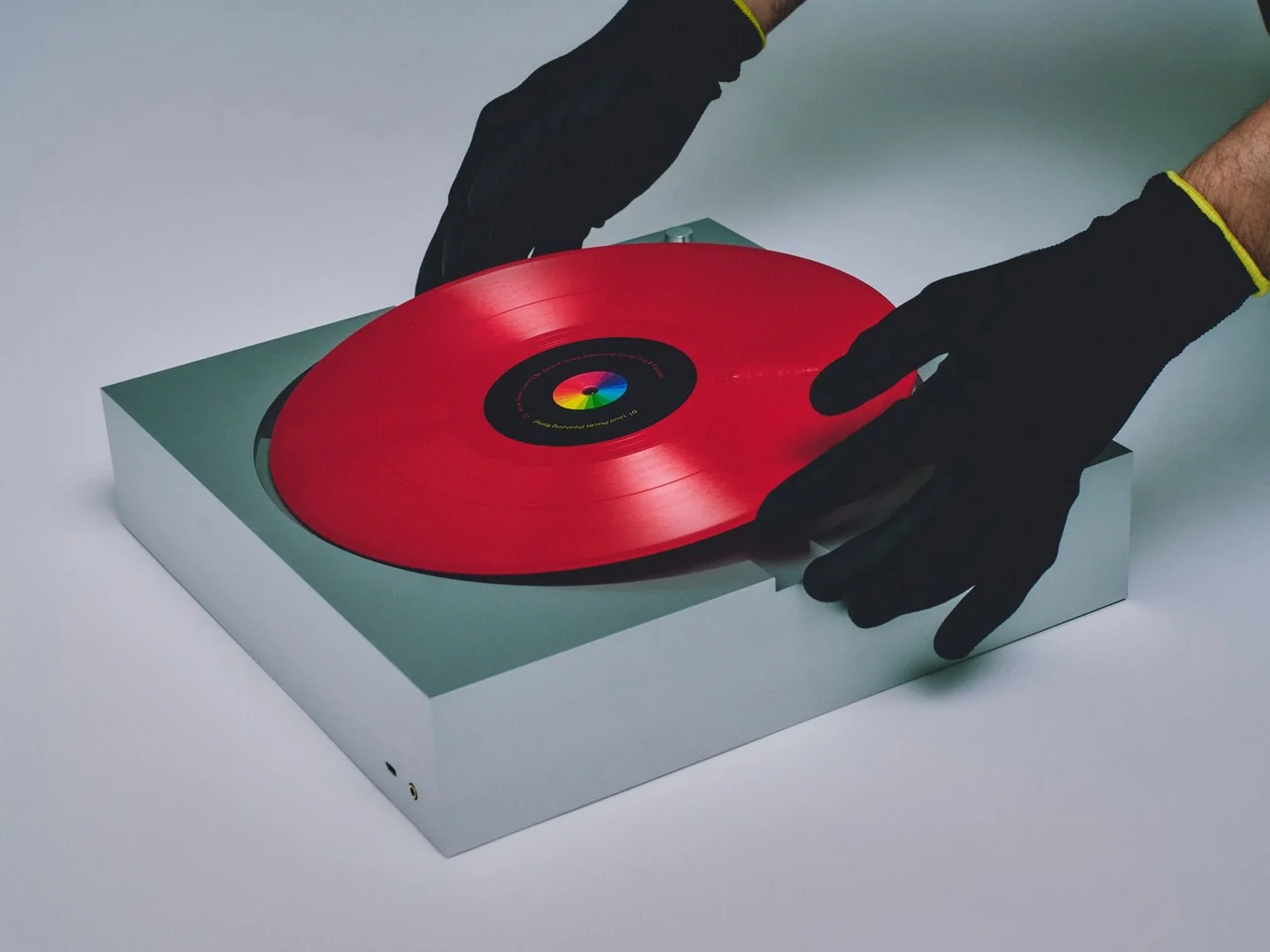 This Brutalist Vinyl Turntable Hides the Tonearm So Well It Feels Like a Massive CD Deck 图片 1