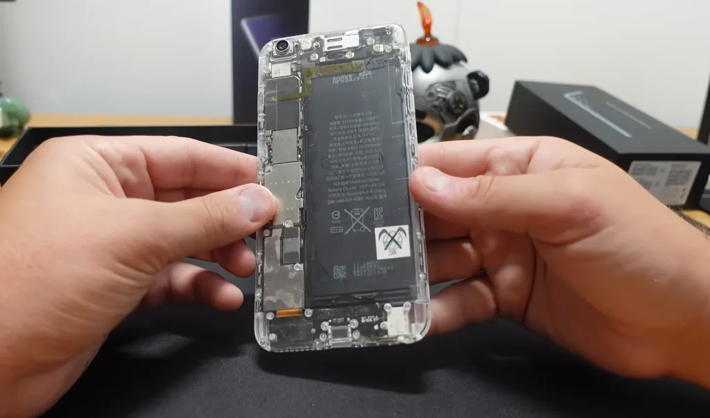 US man shows off fully transparent iPhone 6 Plus but reveals there's a big risk to owning one 图片 1