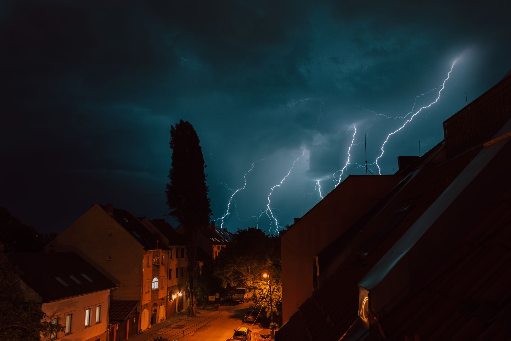 Solar storms don’t shock people directly — they induce electric currents in long metal, meaning power lines, pipelines and undersea internet cables become the very antennas that channel the damage ... 图片 1