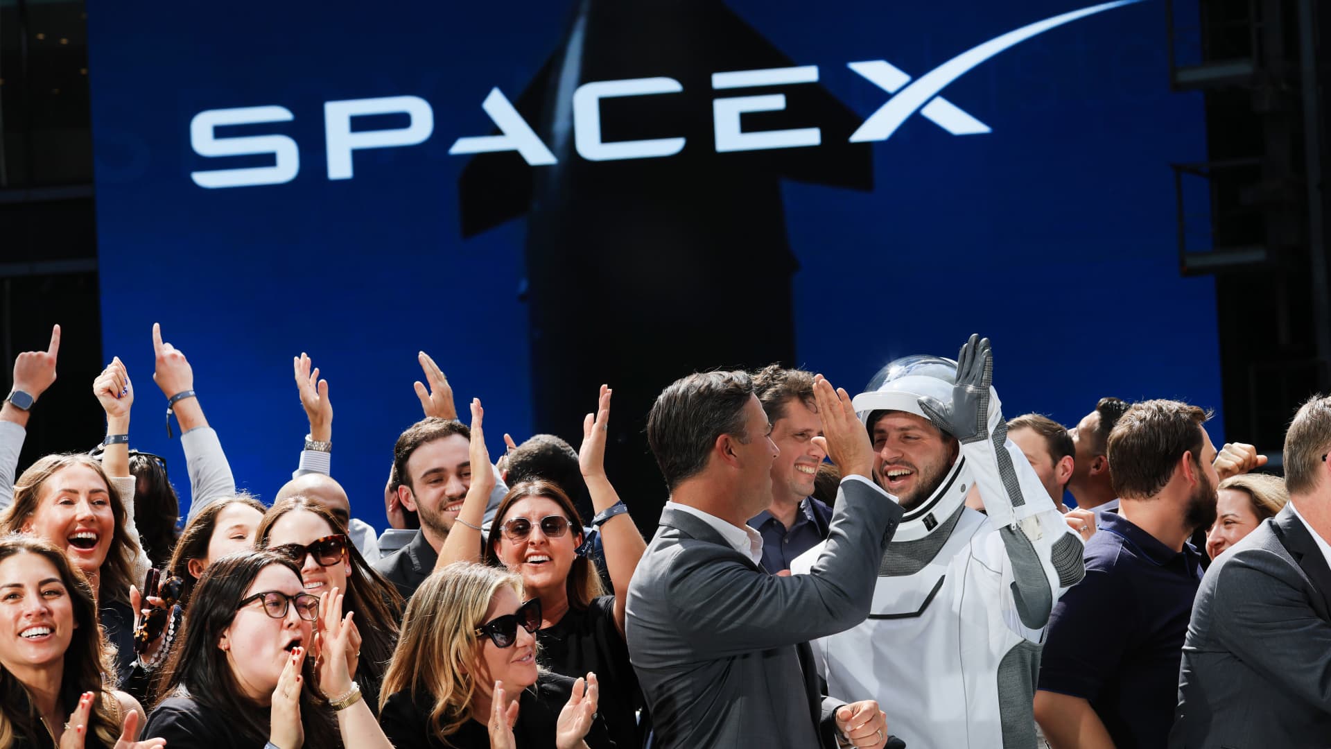 SpaceX posts first losing day as stock sinks 5%, losing momentum 图片 1