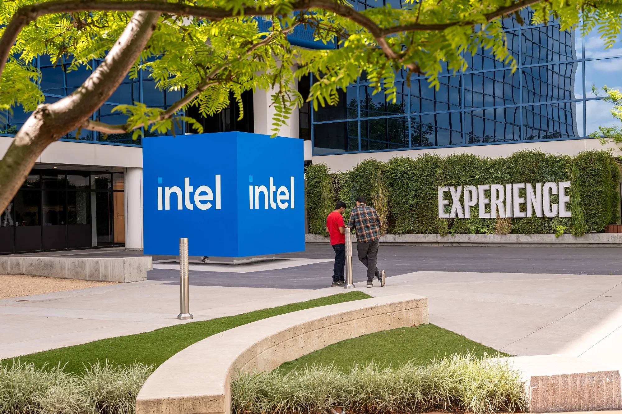 Intel Rallies After Saying It’ll Make More Headcount Reductions 图片 1