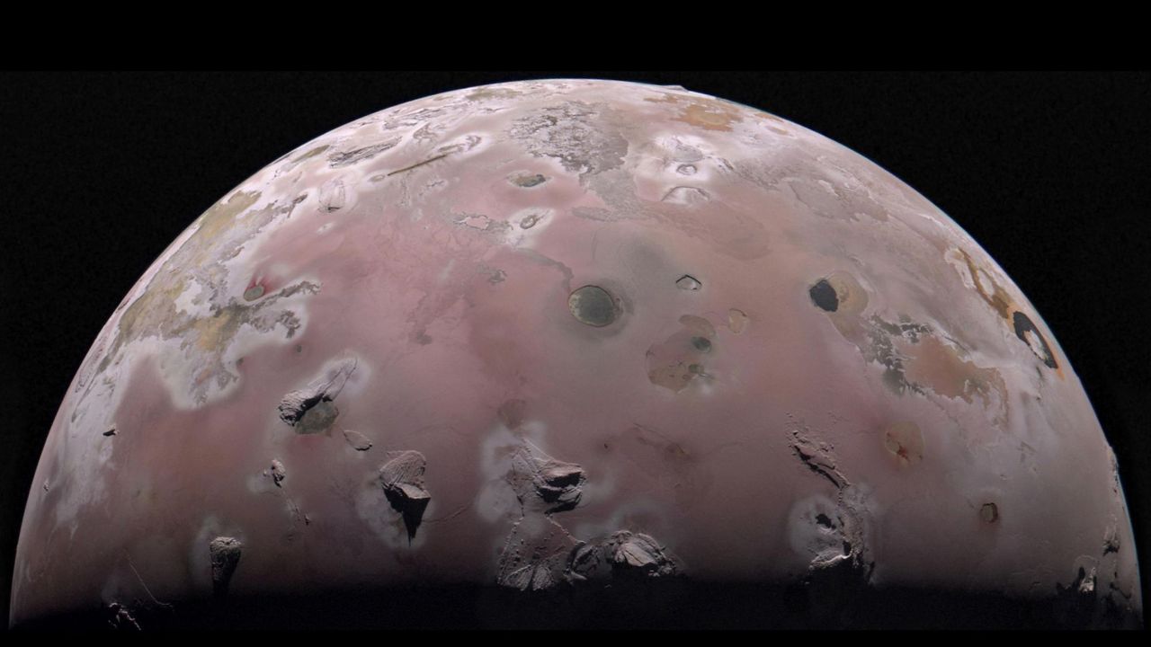 What lurks beneath the volcanoes of Jupiter's moon Io? NASA's Juno probe just took a peek 图片 1