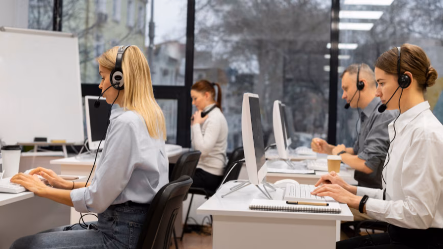 Call-centre stocks slide as investors worry AI makes them uninvestable 图片 1