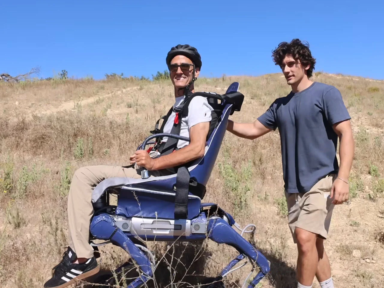Son transforms a Unitree robot dog into an all-terrain mobility chair for his disabled father 图片 1