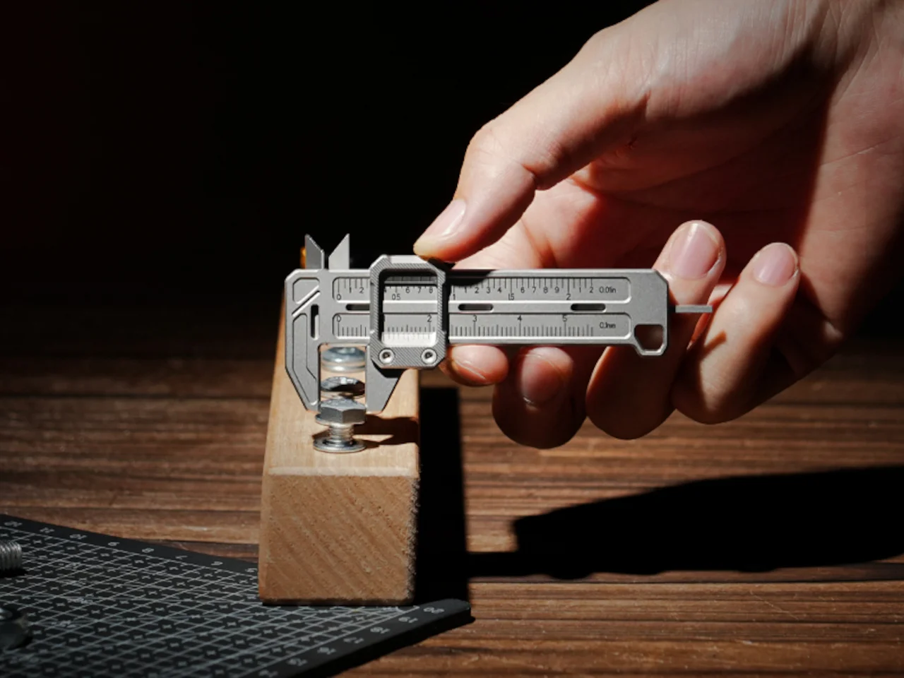 This 37.6g Titanium Caliper Is the One EDC Tool That Was Missing 图片 1