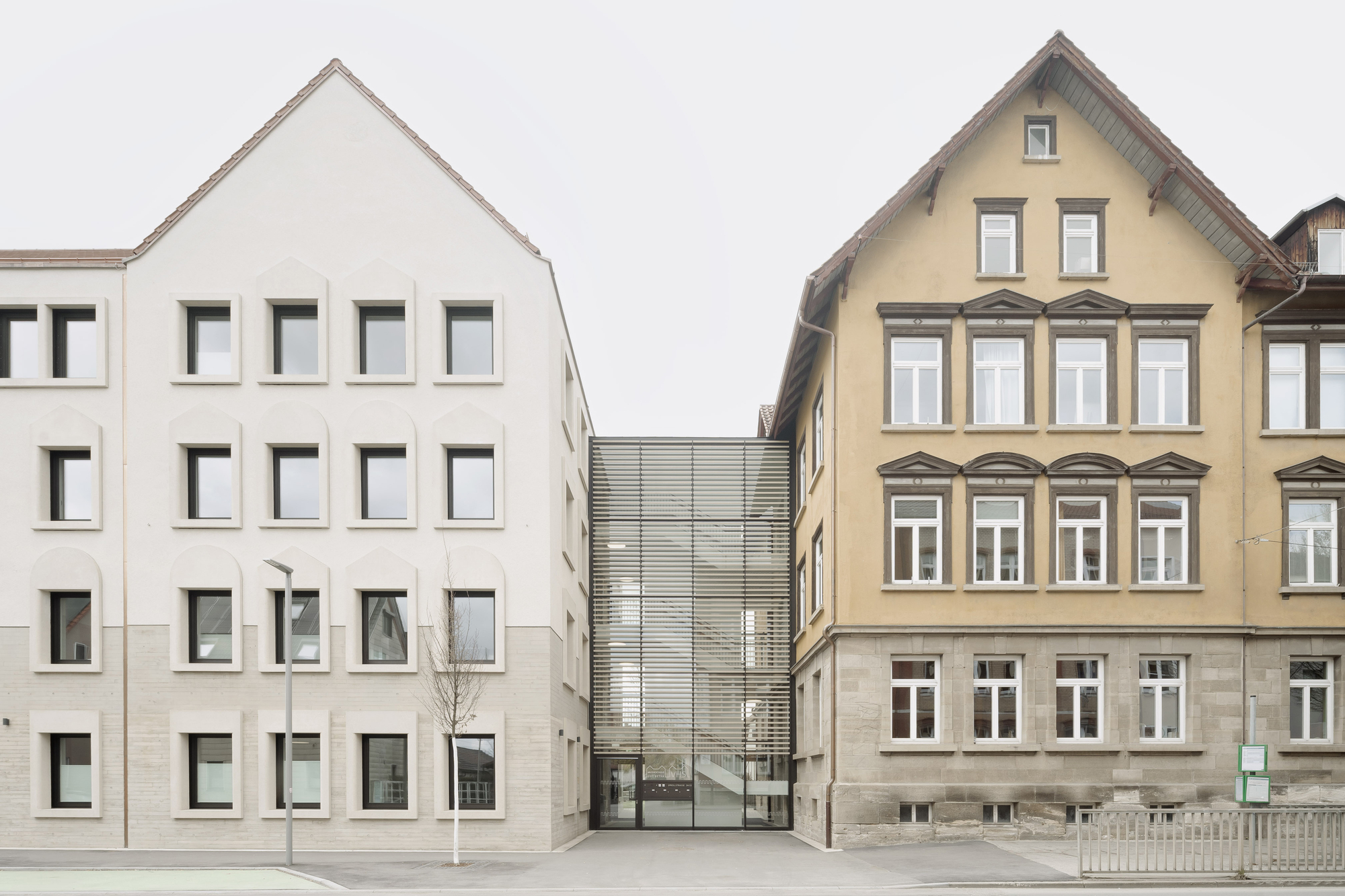 Educational Center with an Adult Education School, Music School and Kindergarten / Bez+Kock Architekten 图片 1