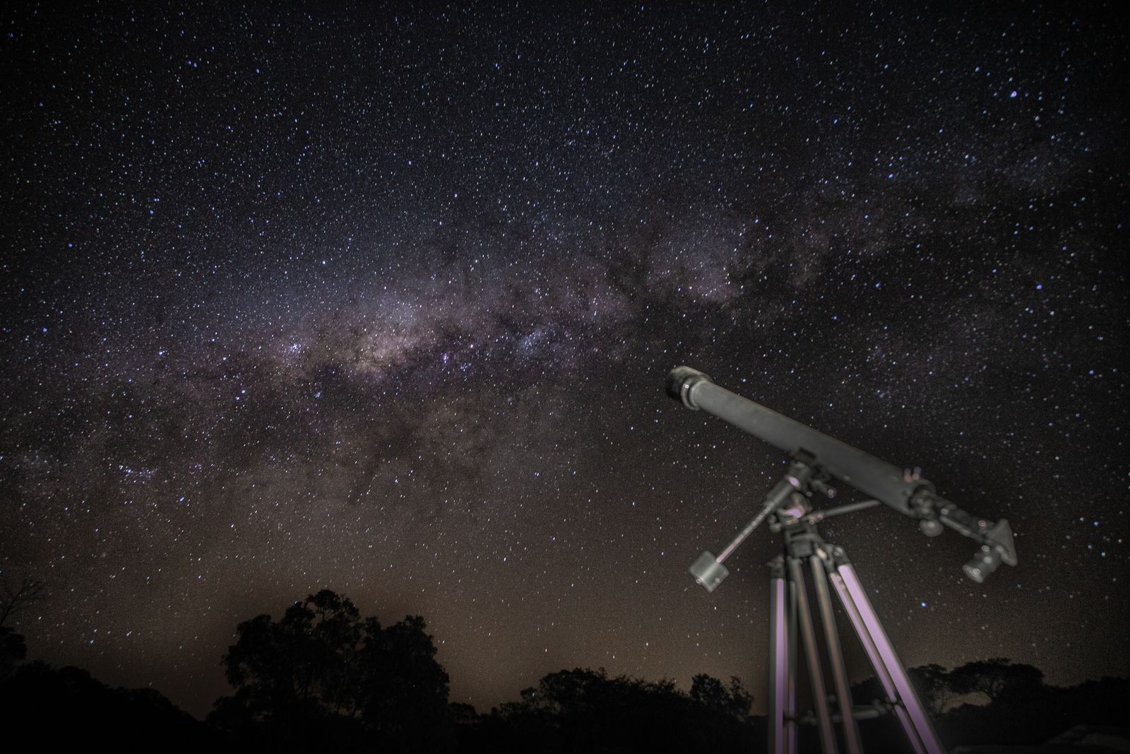 When JWST looked at XLSSC 122, a galaxy cluster 10.4 billion light-years away, it caught gravity bending light from galaxies about 12 billion years in the past, and a dark matter core packed too ti... 图片 1