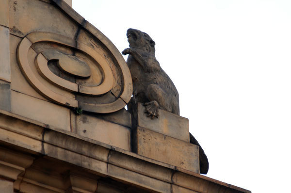 Why Are There Statues of Beavers on Top of This Oxford Street Shop? 图片 1