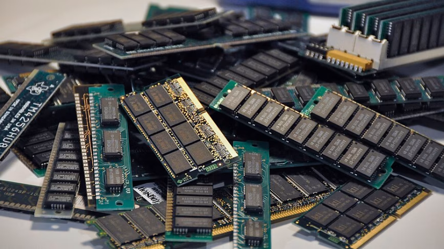 AI’s memory crunch just killed a phone. Even Apple flinched. 图片 1