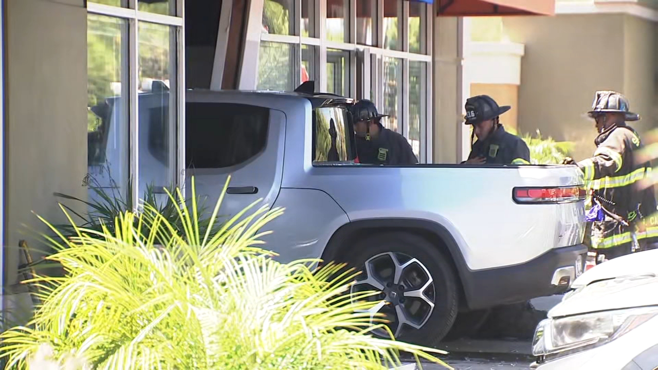 1 person injured after pickup truck crashes into San Jose business, police say 图片 1