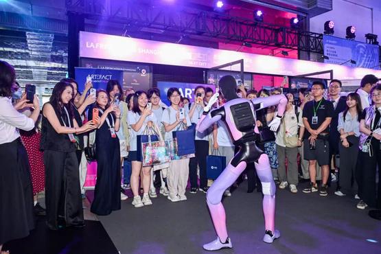 WAIC 的中学女生们:看见 AI,也看见自己 图片 1
