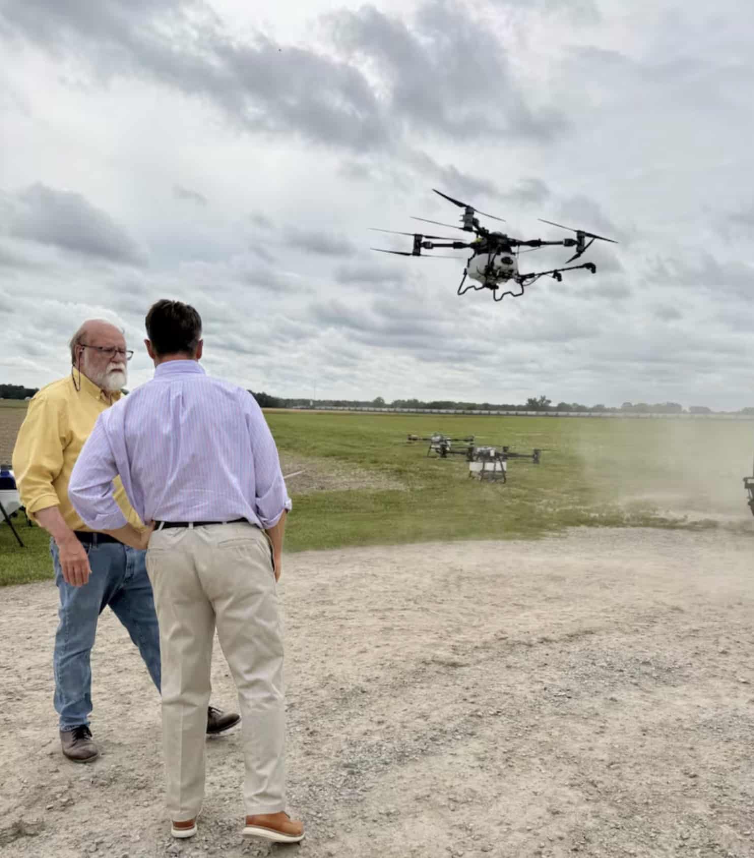 Young Touts Indiana FAA Test Site At Spray Drone Field Day While The Aircraft On The Tarmac Stay Chinese 图片 1