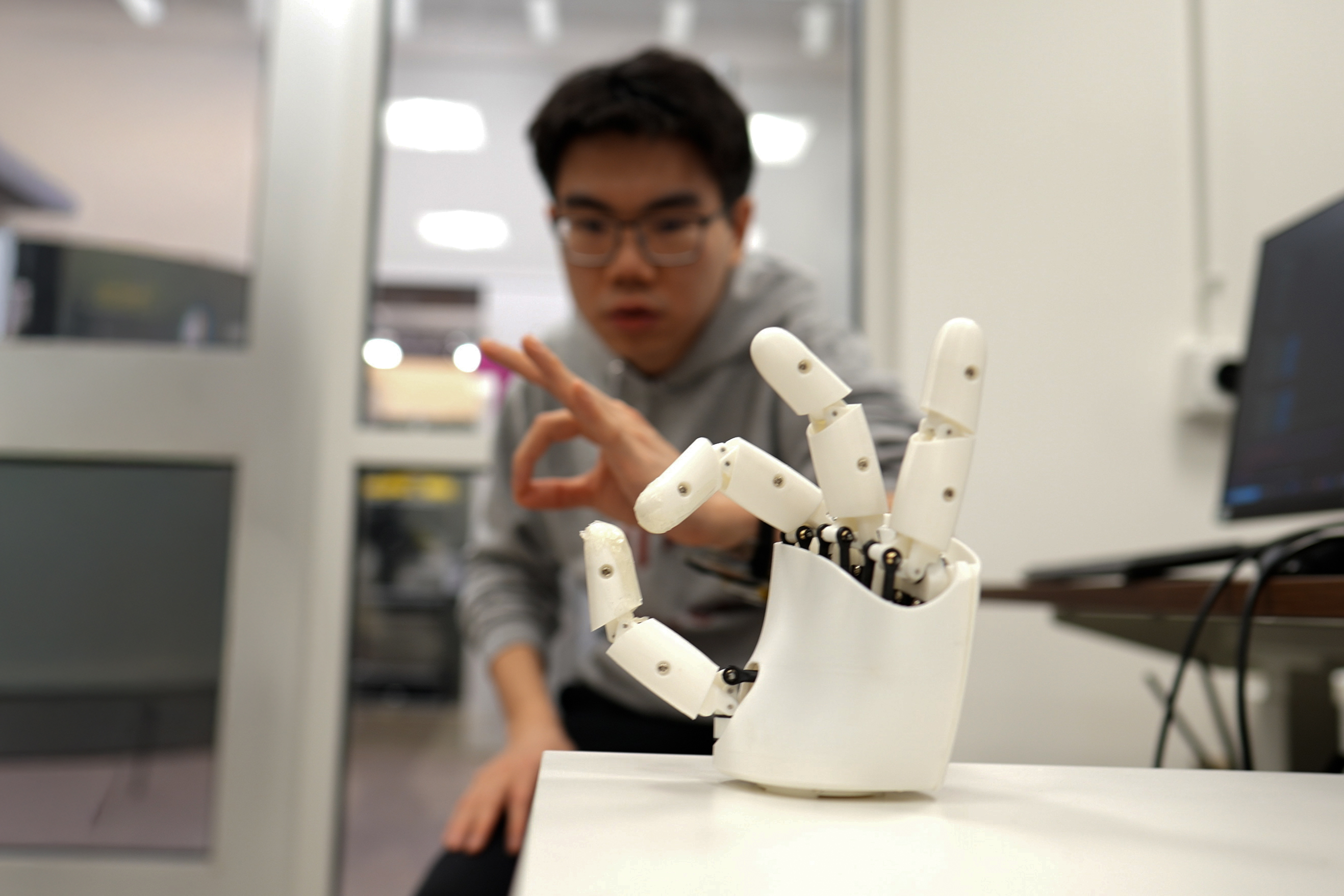 Wristband enables wearers to control a robotic hand with their own movements 图片 1