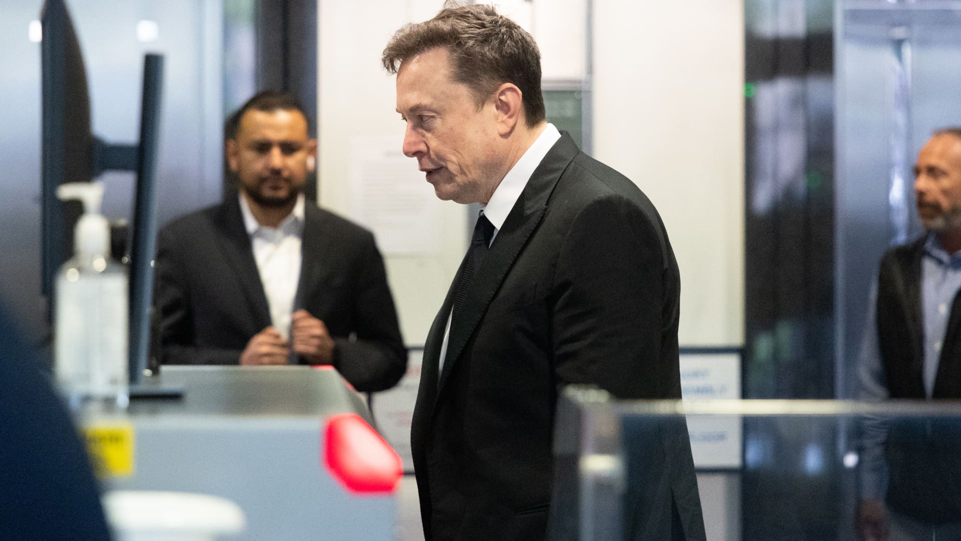 Elon Musk and Sam Altman spar on X after Apple files OpenAI lawsuit 图片 1