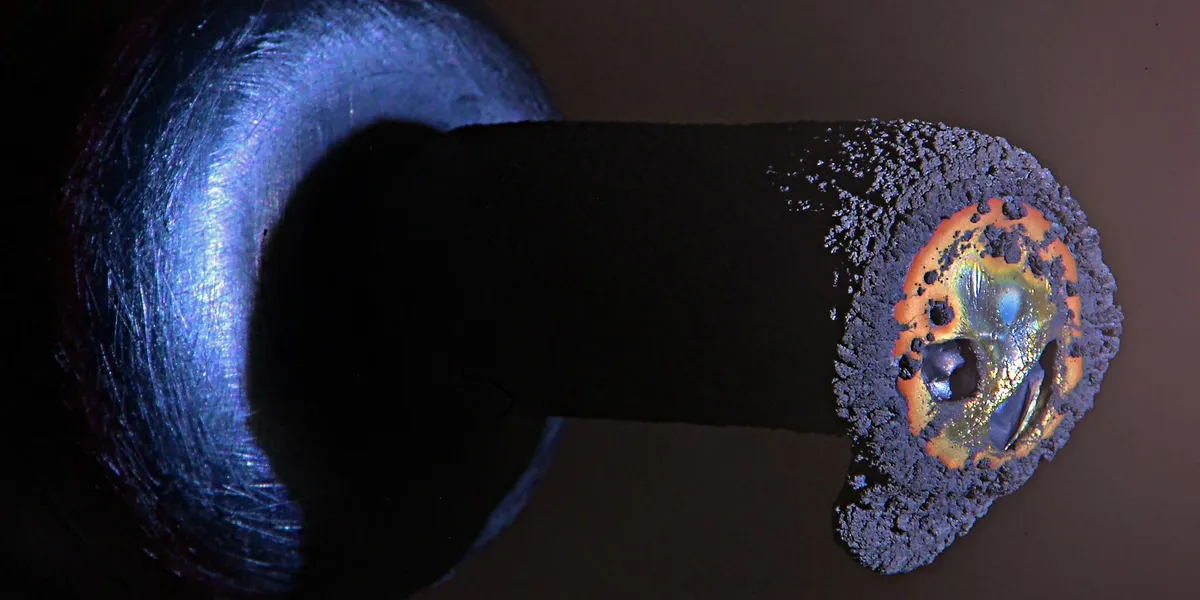 Plasma Tunnels Reveal How Dying Satellites Fall to Earth 图片 1
