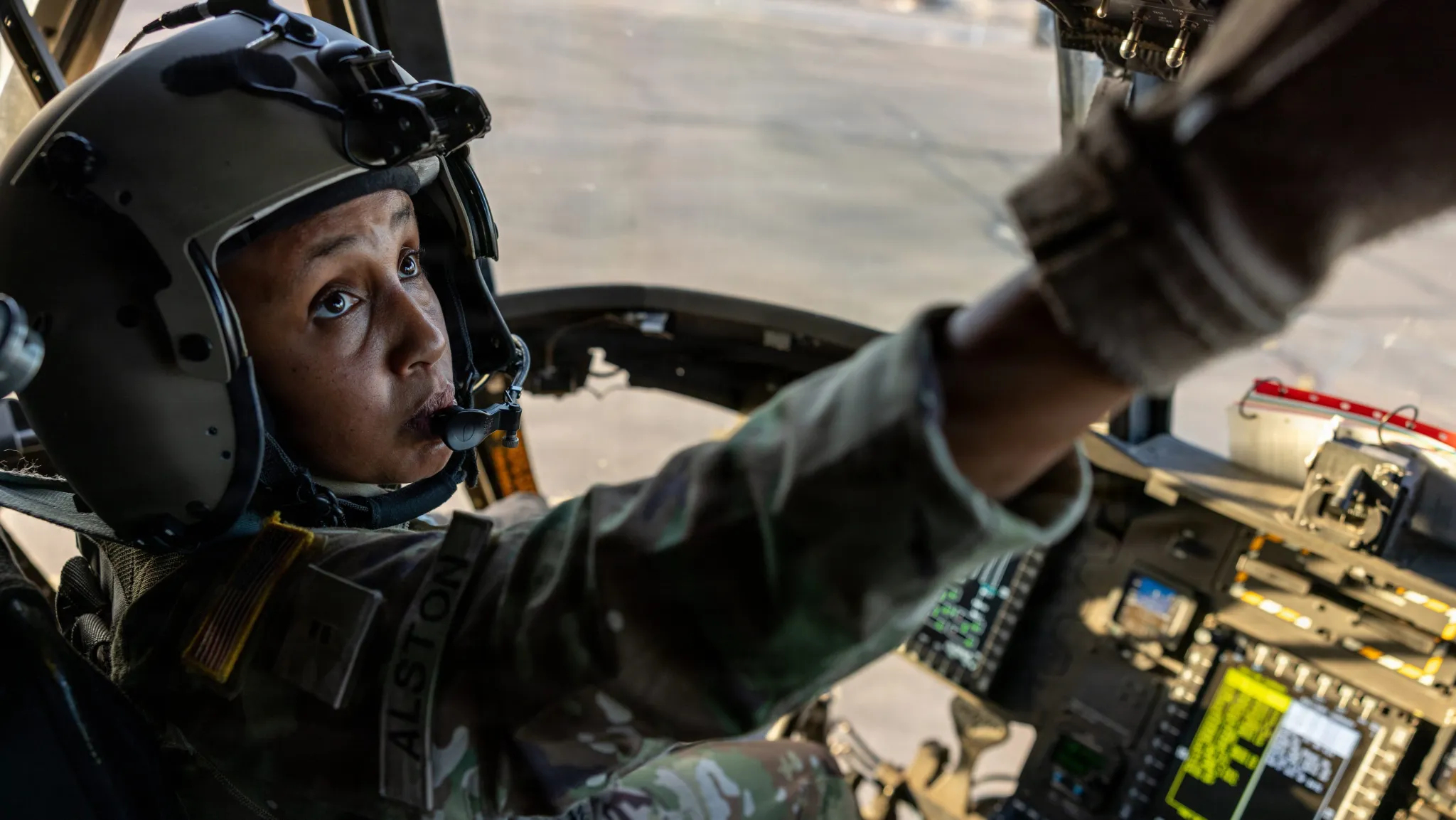 Army offers up to $200,000 in bonuses to keep senior pilots 图片 1