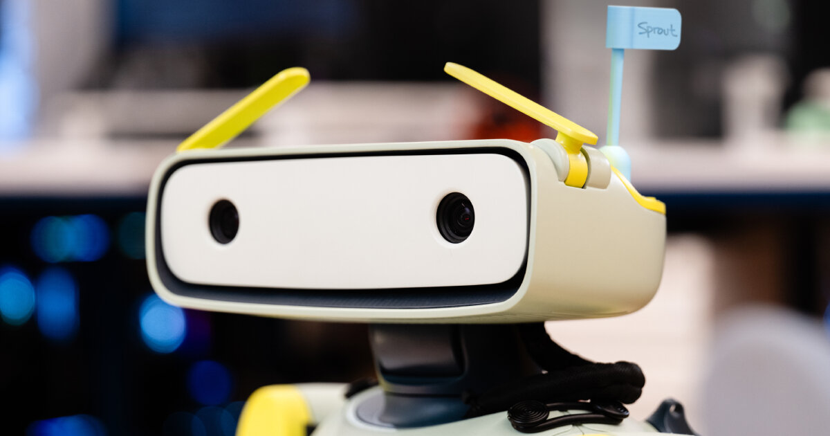 portable humanoid robot uses antenna eyebrows and light animations to express emotions 图片 1
