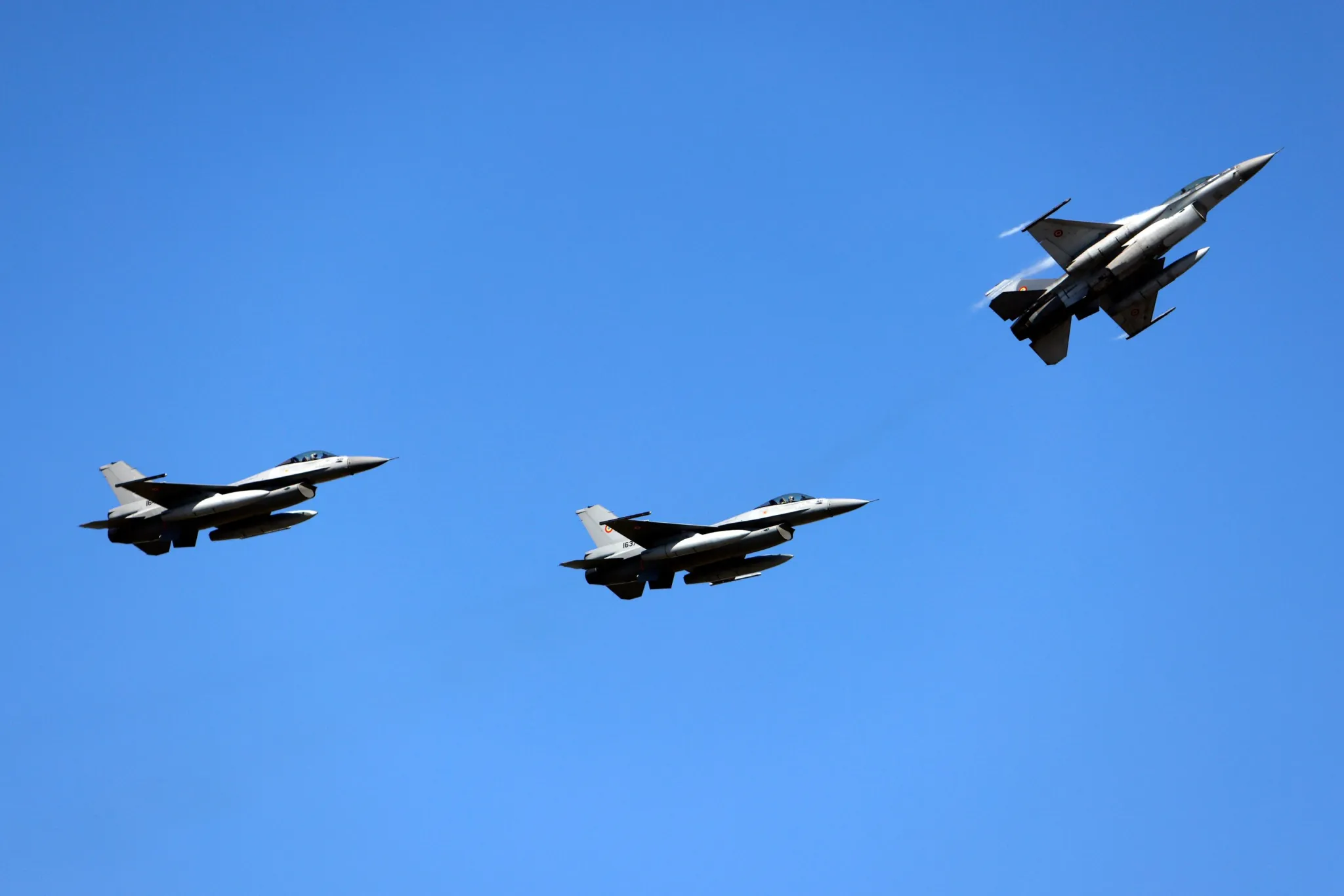 Romania scrambles F-16 jets to shoot down a suspected Russian ‘Shahed type’ drone, marking the fourth recent violation of NATO airspace 图片 1