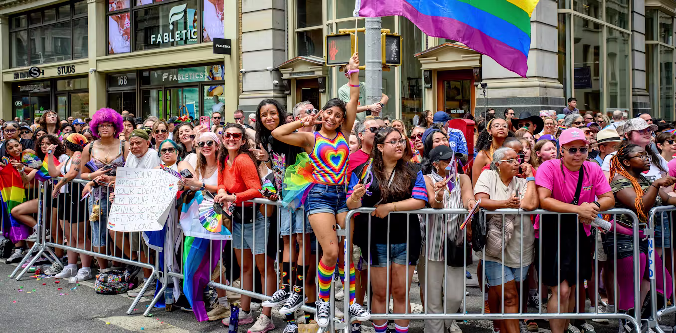 Young women are identifying as less straight; young men, not so much 图片 1