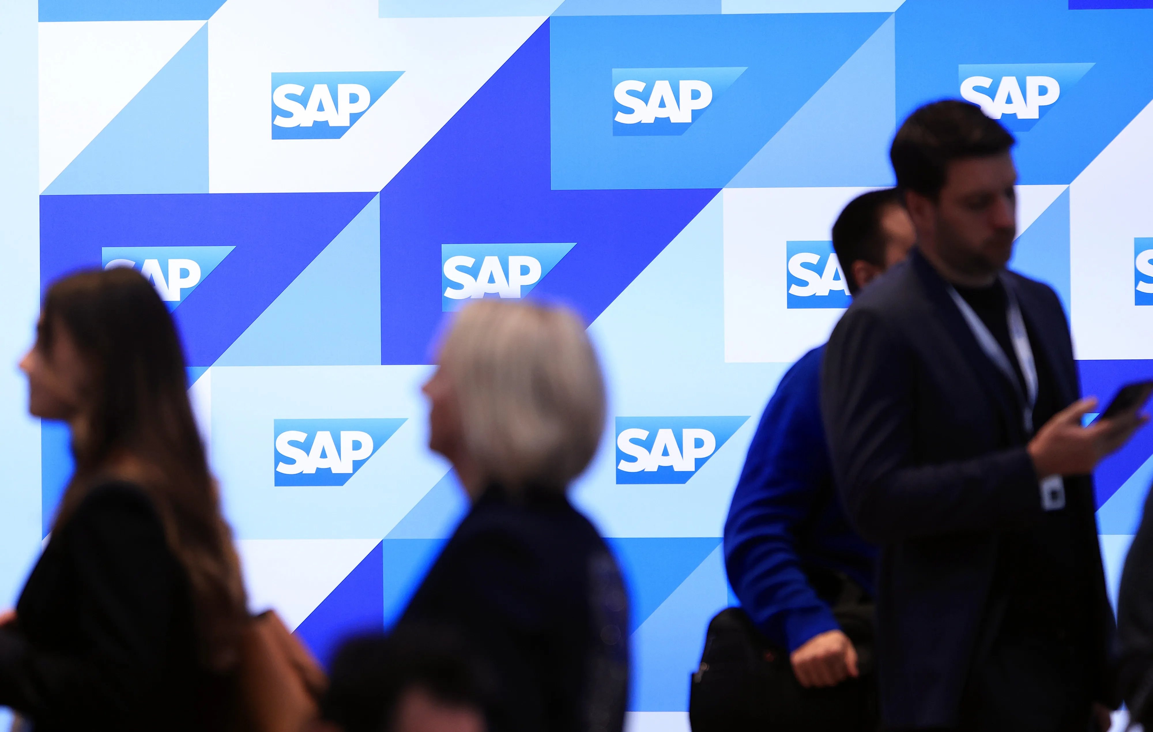 SAP Cloud Revenue Beats Estimates as Legacy Support Nears Cutoff 图片 1