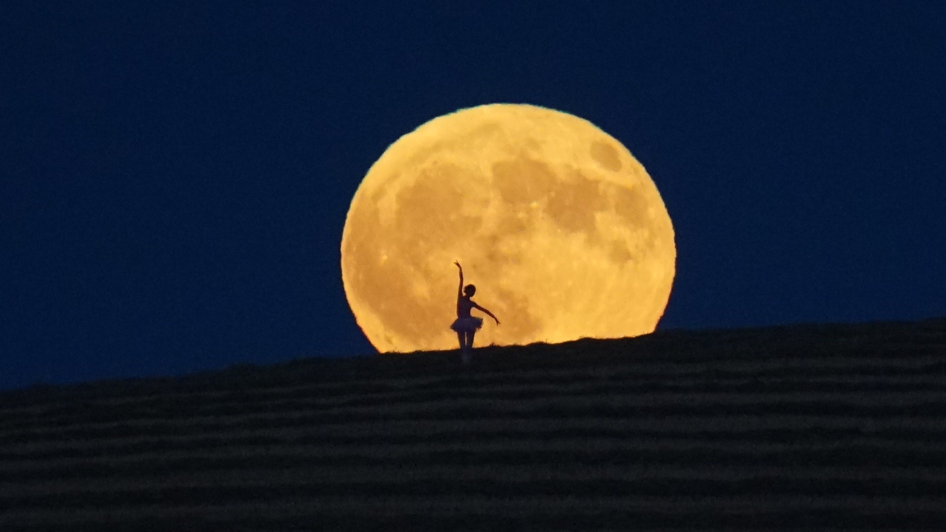 July full moon delights skywatchers worldwide. Here are our favorite photos of the majestic Buck Moon 图片 1