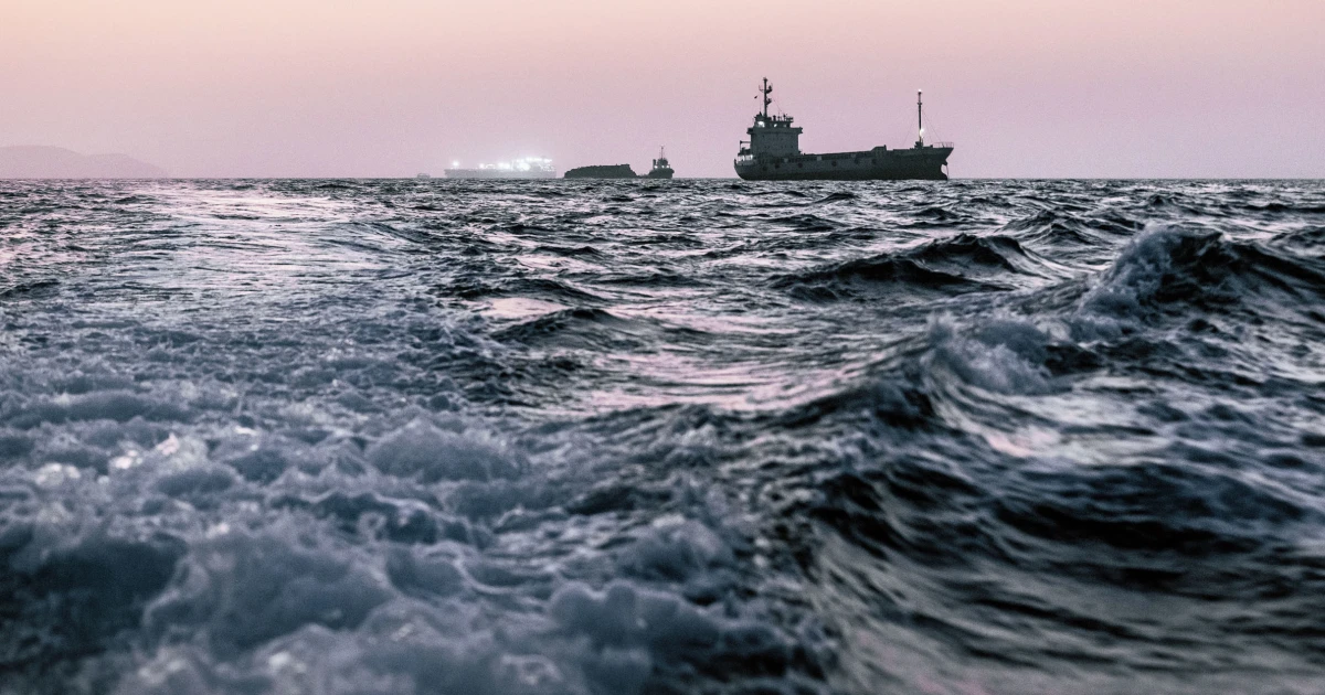 Oil tankers pass the Strait of Hormuz despite Iran threats as traffic slowly picks up and oil prices fall 图片 1