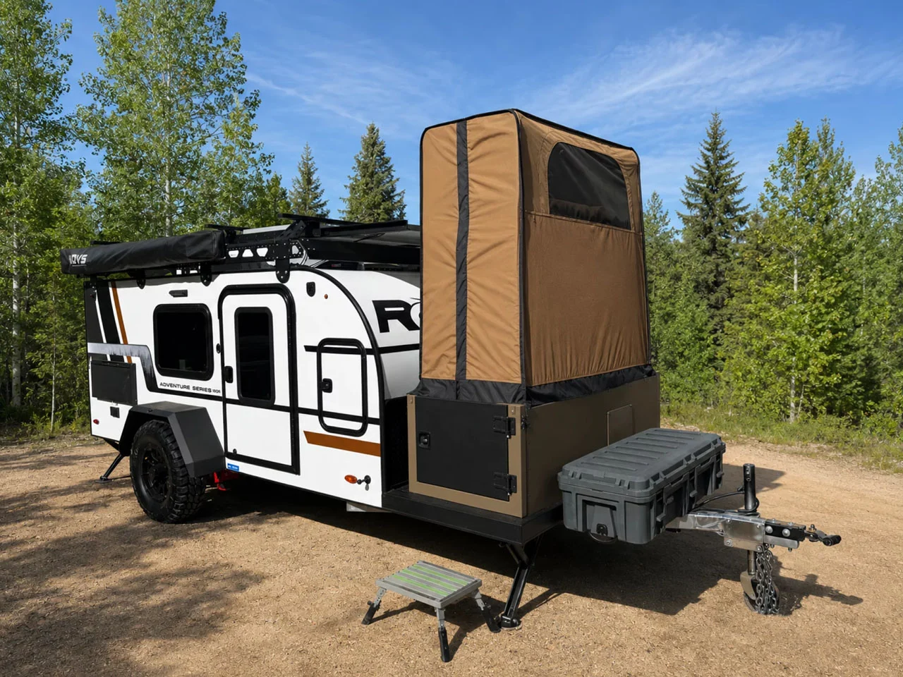 Encore RV includes full shower and toilet on 12-foot camper trailer without compromising living space 图片 1