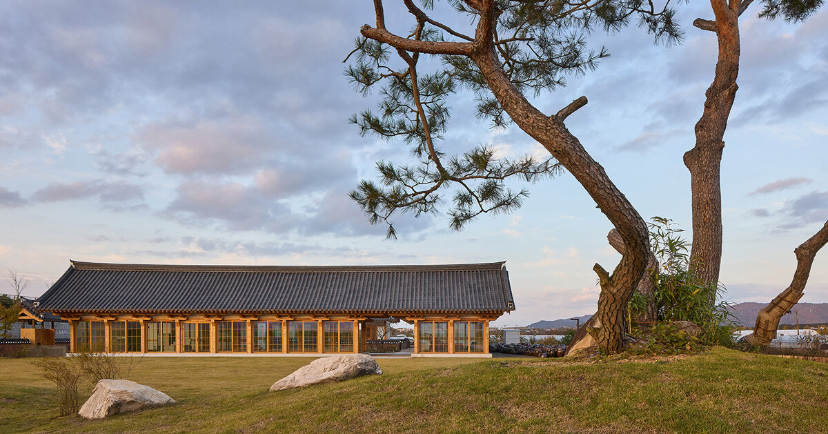 three timber rejuvenation halls by JK-AR surround a series of traditional korean courtyards 图片 1