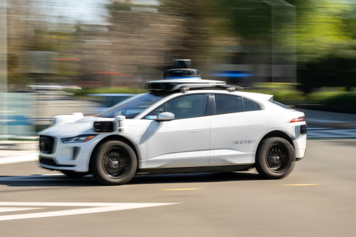 Waymo recalls nearly 4,000 robotaxis to stop them driving into highway construction zones 图片 1