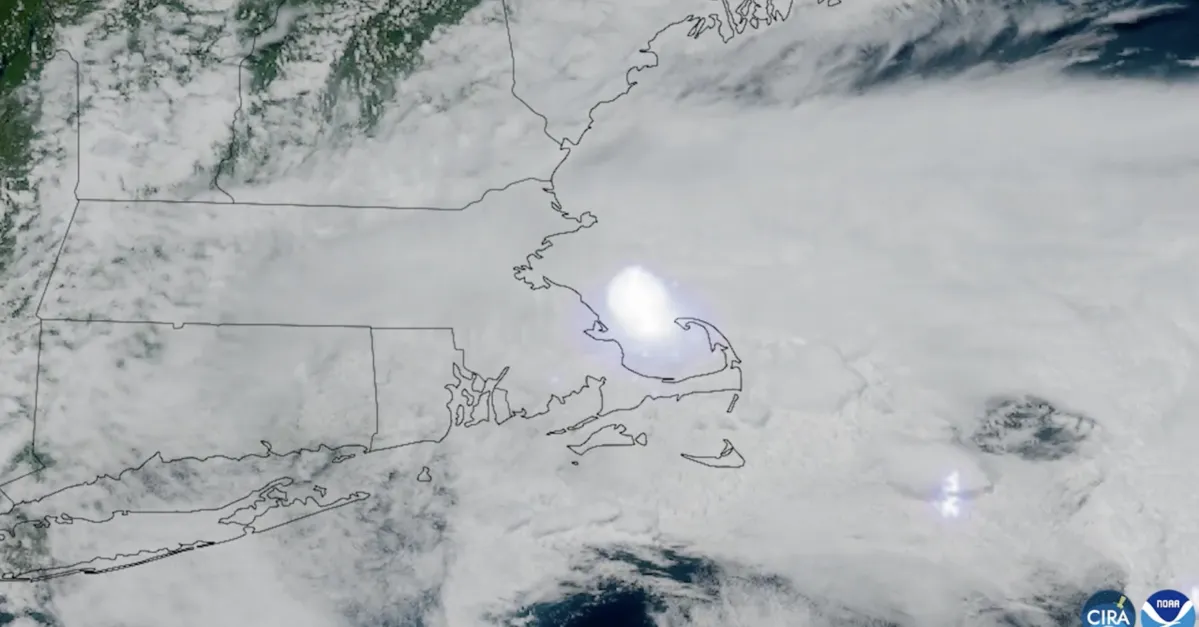 A meteor exploded off the coast of Boston with the force of 300 tons of TNT 图片 1