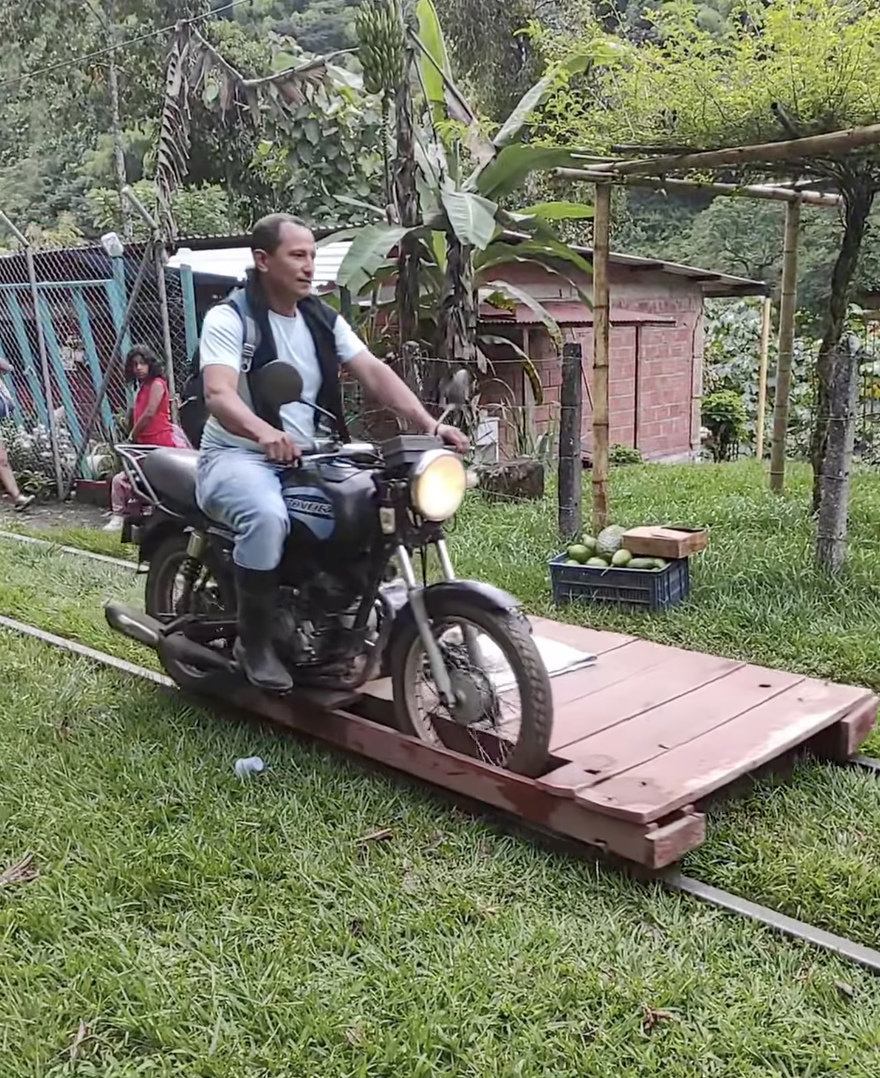 Improvised Transport on Abandoned Infrastructure: Colombia's Ingenious Motorcycle-Railroad Adapters 图片 1