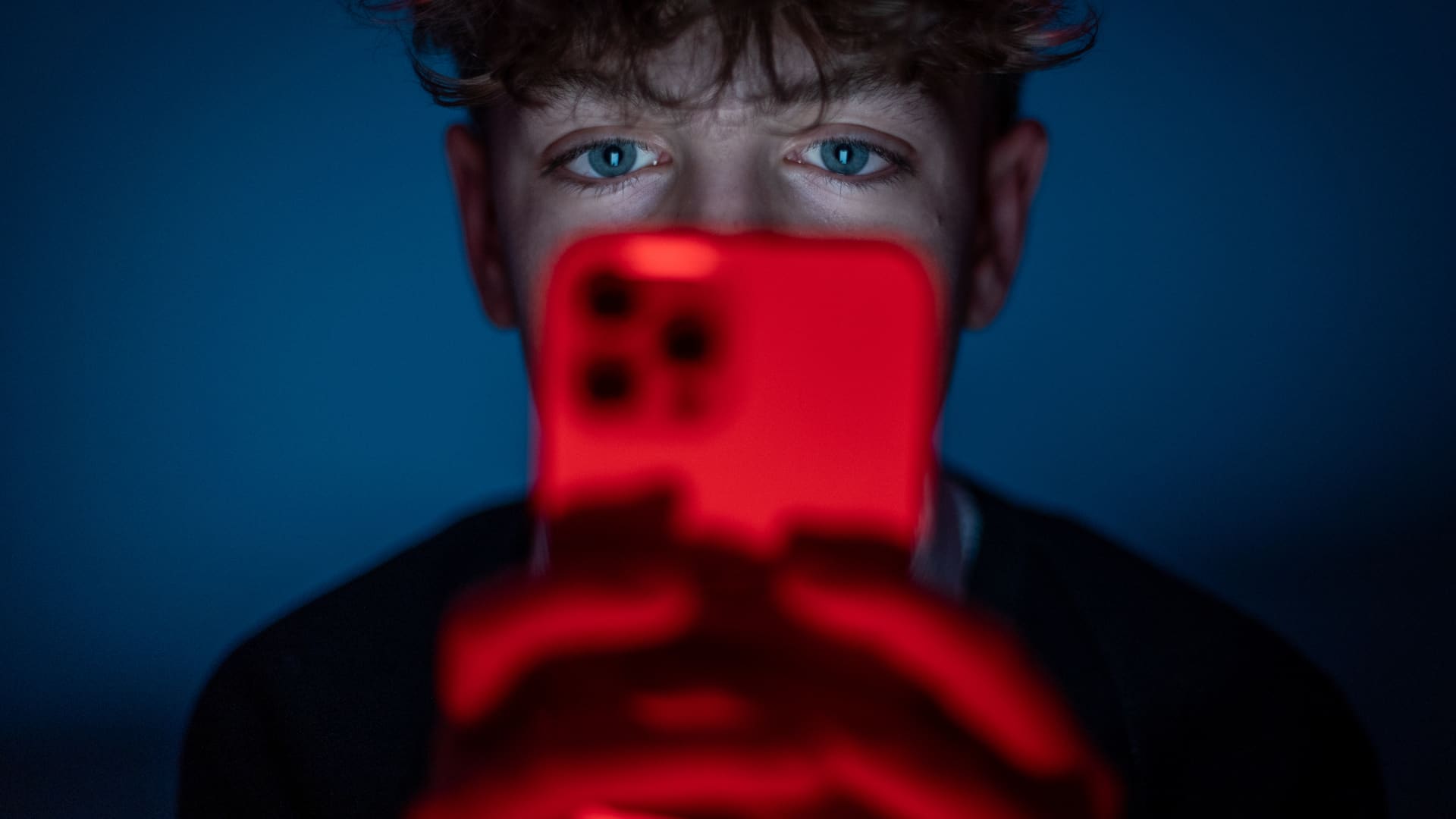 Midnight social media curfew, infinite scrolling limits proposed for older teens 图片 1
