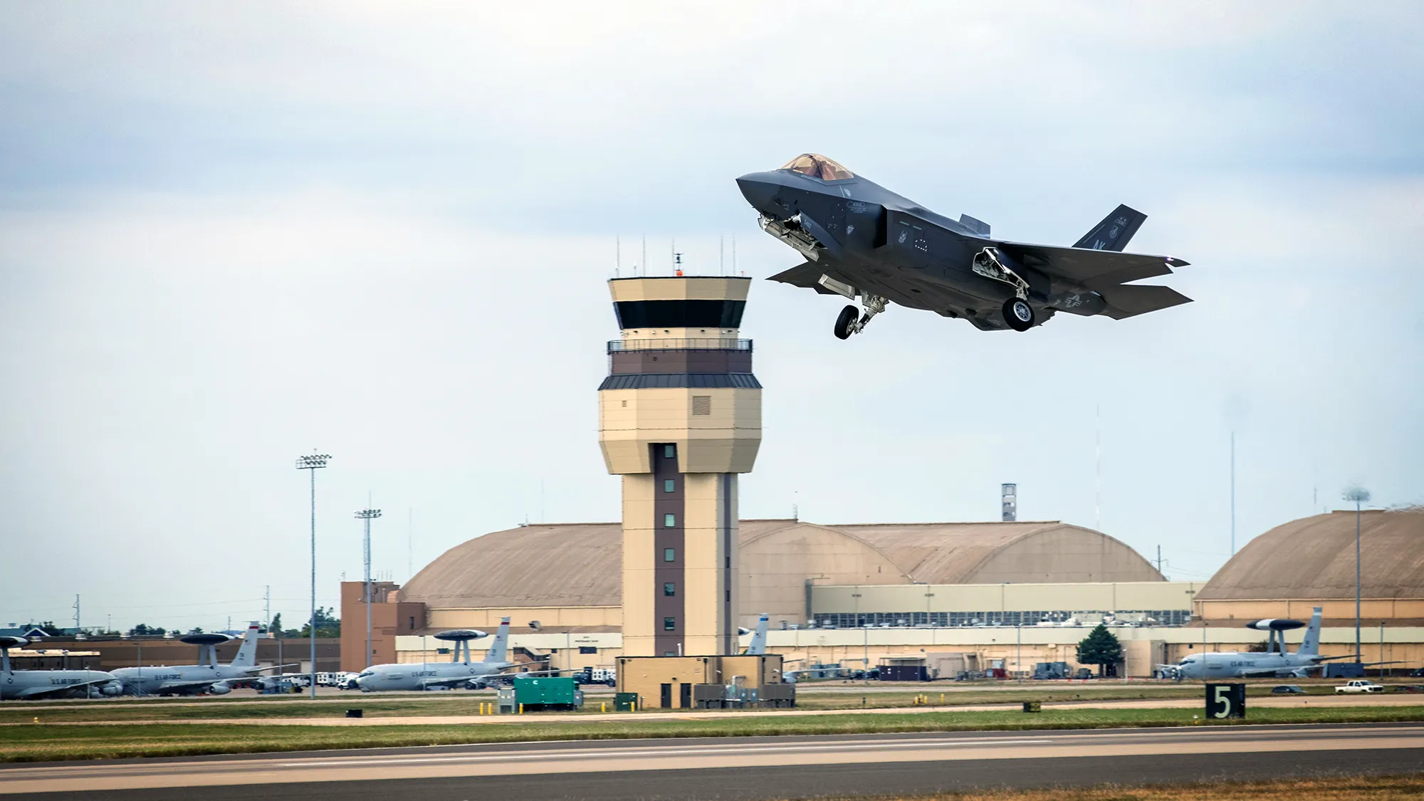 Shortage of military air traffic controllers impacts safety, mission, watchdog says 图片 1