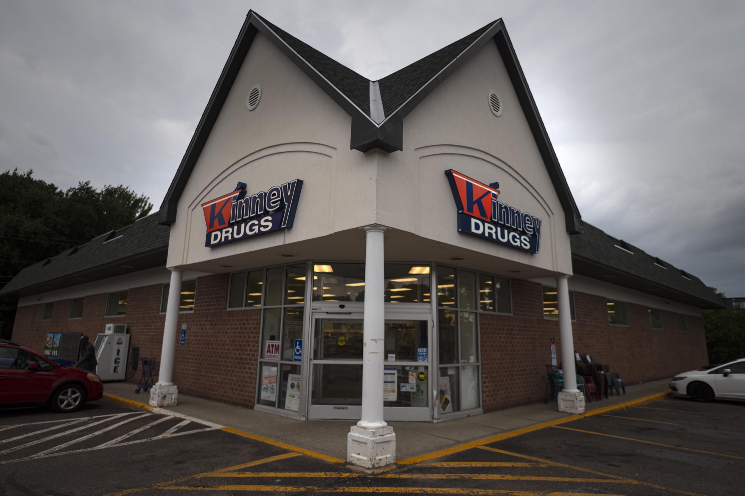 A pharmacy chain in Vermont implemented AI for efficiency 图片 1