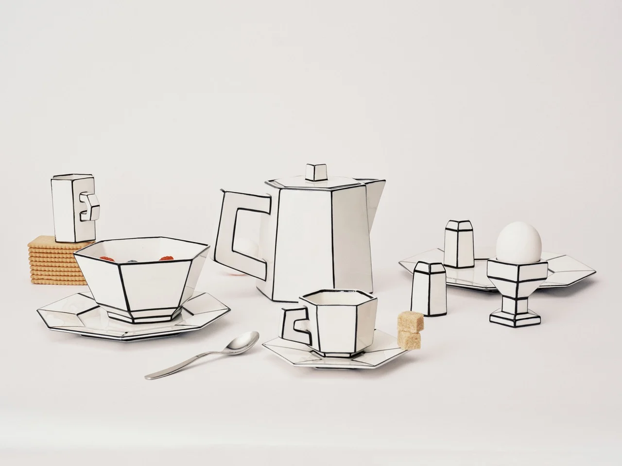 These Ceramics Look Hand-Drawn in Black Ink, but They’re Actually Porcelain Pretending to be Paper 图片 1