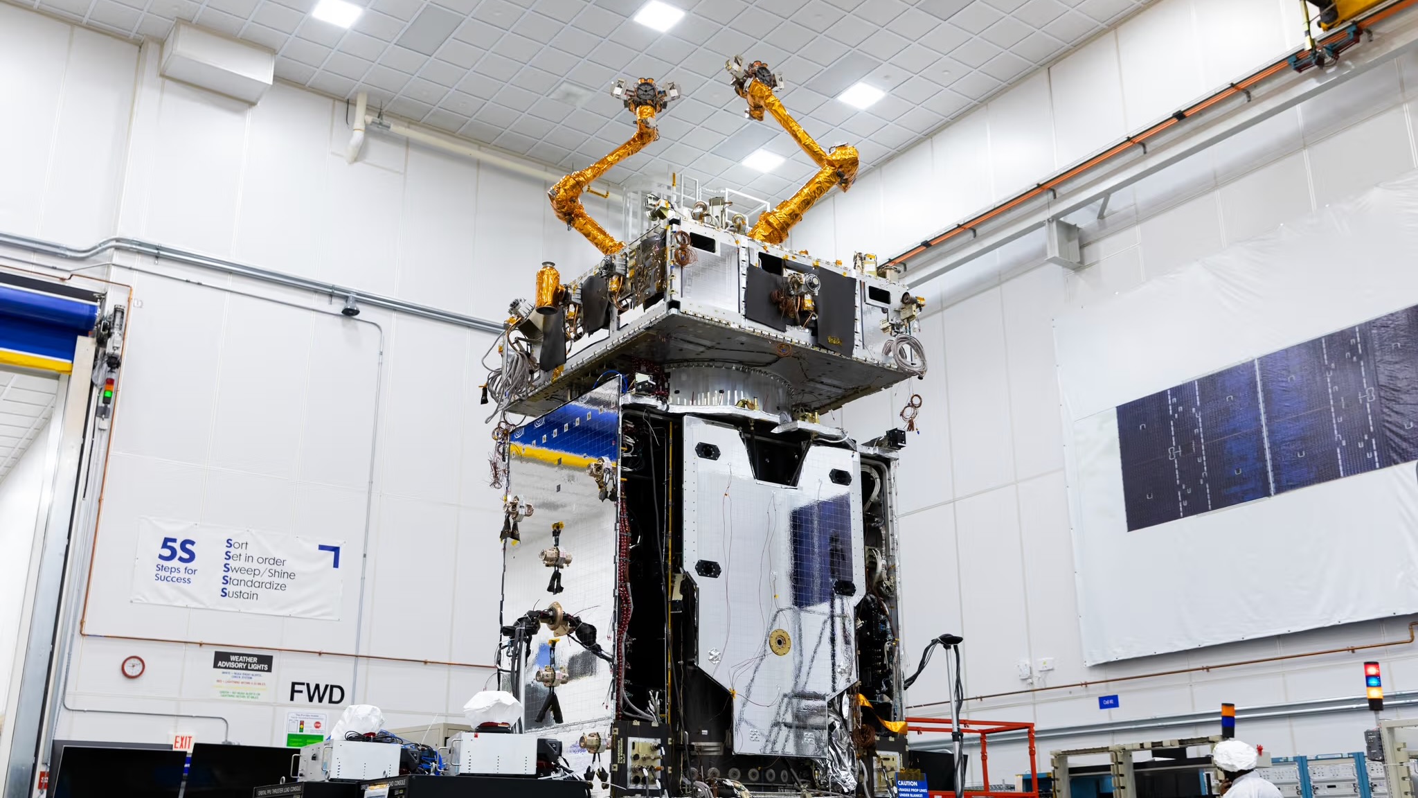 SpaceX launches satellite repair drone with 10-foot robotic arms to Earth orbit (video) 图片 1