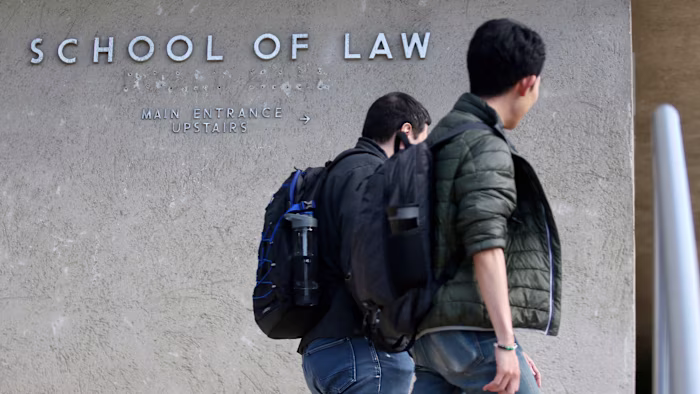 Law schools tell students to put AI away 图片 1