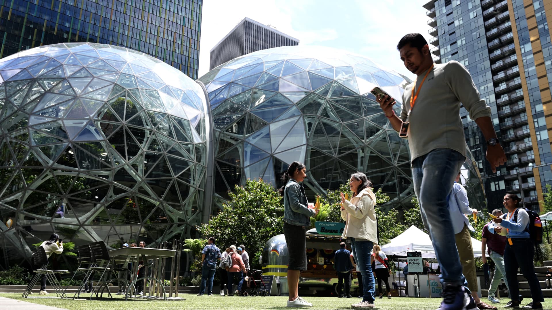 Amazon investigating engineers who criticized AI data center expansion 图片 1