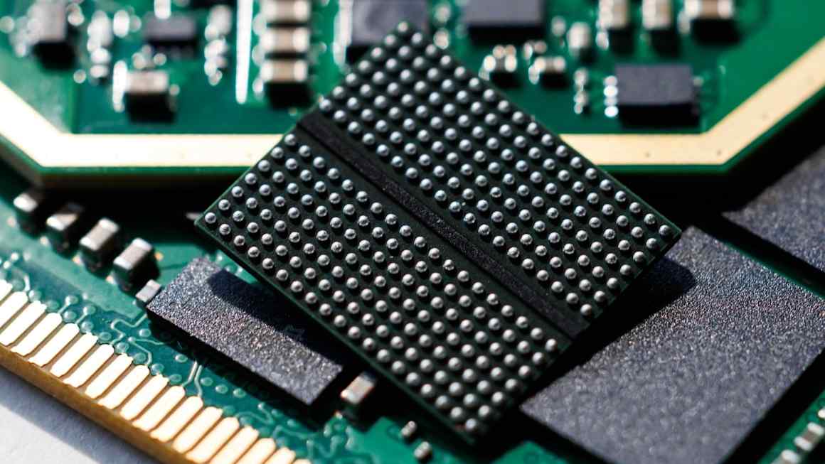 AI stock sell-off deepens as investors dump chipmakers 图片 1