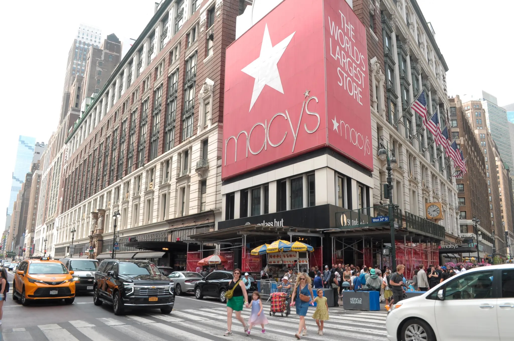A tiny holdout building in the middle of Macy’s is back in view 图片 1
